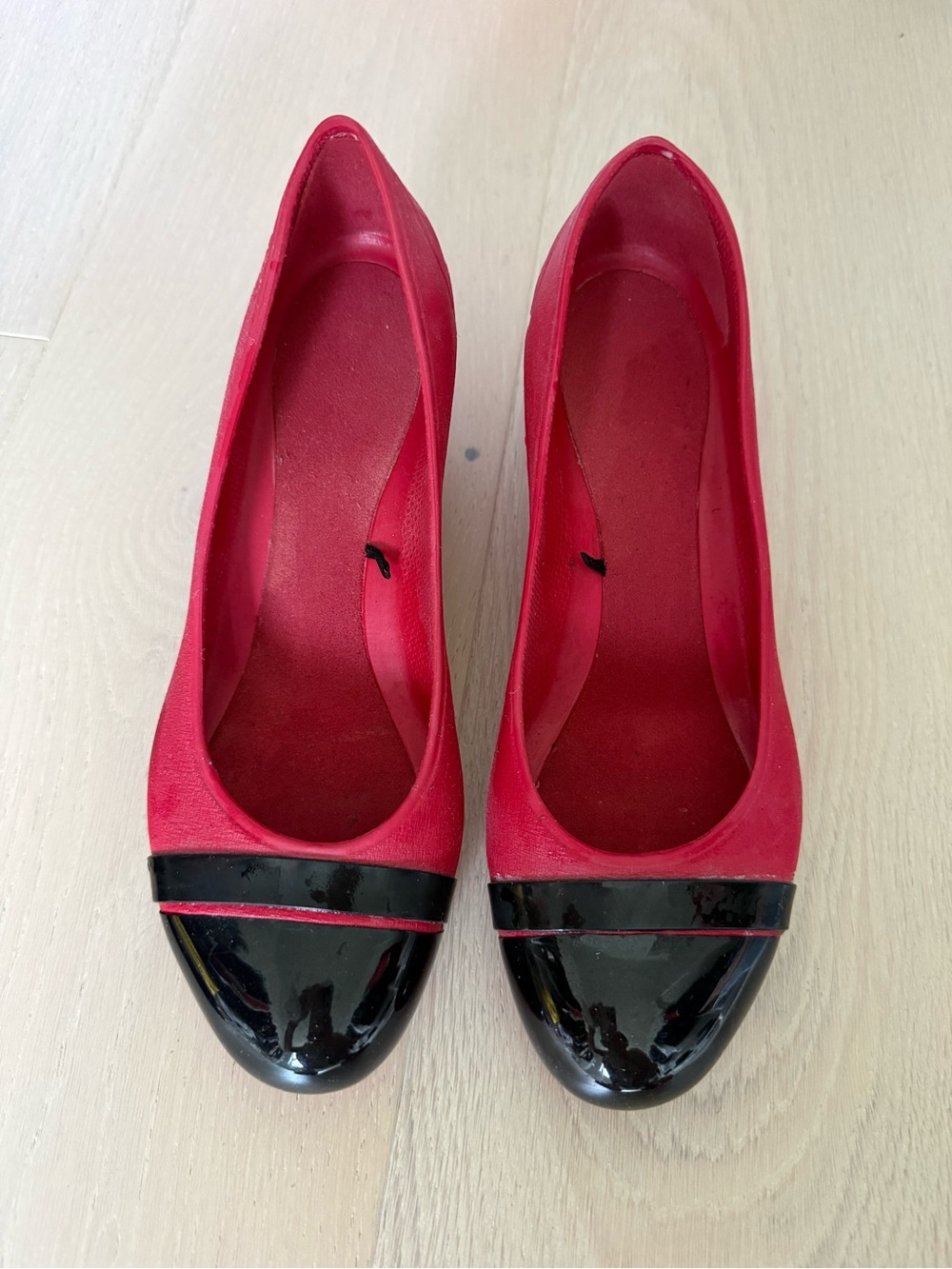 Authentic Pre-owned CROCS Women's Red Flats with Black Patent Cap Toe